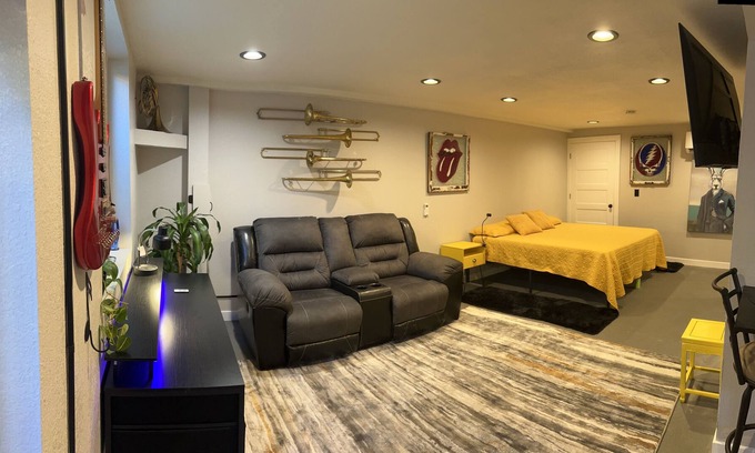 Morrison Apartment | Funky and ART filled basement apartment -11 min from Red Rocks!
