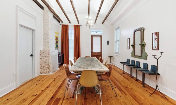 East Riverside House | Funky Colorful House w Heated Pool 4br|3ba