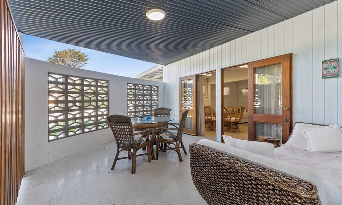 Bongaree Apartment | Funky Lil Shack - by the jetty