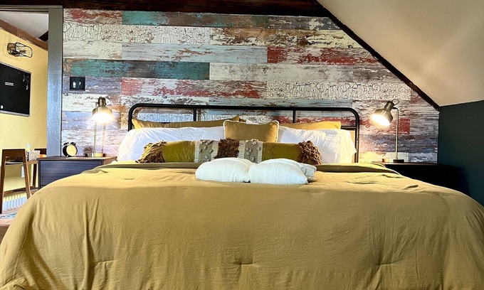 Kennebunkport Apartment | Funky Upstairs apartment - steps from local popular restaurant.