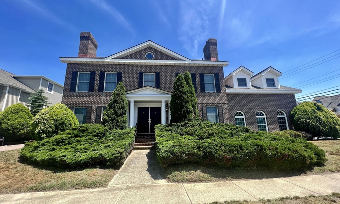 Sea Isle City House | Furbaby Friendly Beautifully decorated fully equipped beach house just steps to the bay first floor Duplex