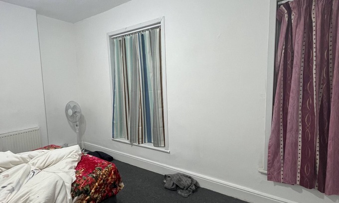 Hull House | Furnished 2 bedroom house with garden aswell i stay here normally with family.