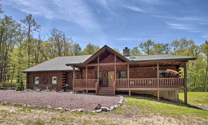 Albrightsville Cabin | Furnished Deck, Hot Tub & Grill: Poconos Cabin!