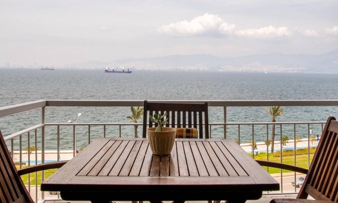 Konak Apartment | Furnished Stylish Sea View Flat in Izmir Konak