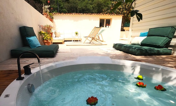 Six-Fours-les-Plages Cottage | Gîte "balnéo" Sous le Figuier, un Lieu de Détente au Coeur de la Pinède