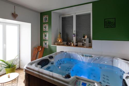 Beynat Apartment | Gîte Chabrignac, jacuzzi et sauna privatif, piscine chauffée partagée, Wifi, salle de jeux