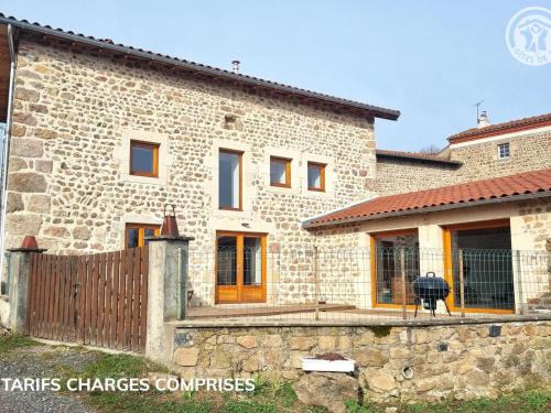 Verrieres-en-Forez House | Gîte confortable avec vue panoramique, idéal pour groupes - FR-1-496-314