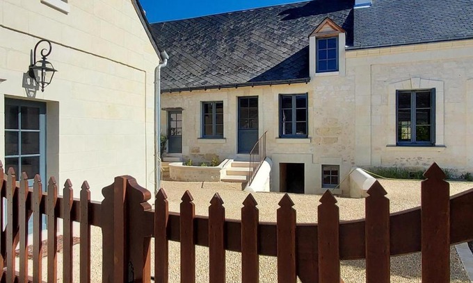 Benais House | Gîte de charme avec jardin au cœur des châteaux, WiFi, parking inclus - FR-1-381-543