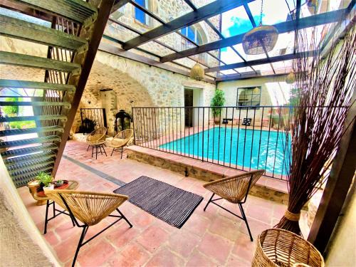Vallon-Pont-d'Arc House | Gîte de groupe 18p-9ch OU 3 gîtes indépendants 6p-3ch - PATIO et PISCINE INTERIEURE CHAUFFEE TOUTE L'ANNEE