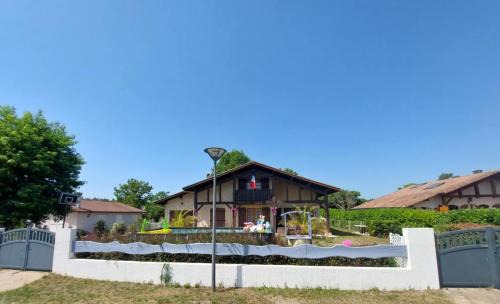 Bias Apartment | Gîte des Lauriers Roses - Piscine collective, Spas et jardins privés - 7 kms de la plage de Lespecier