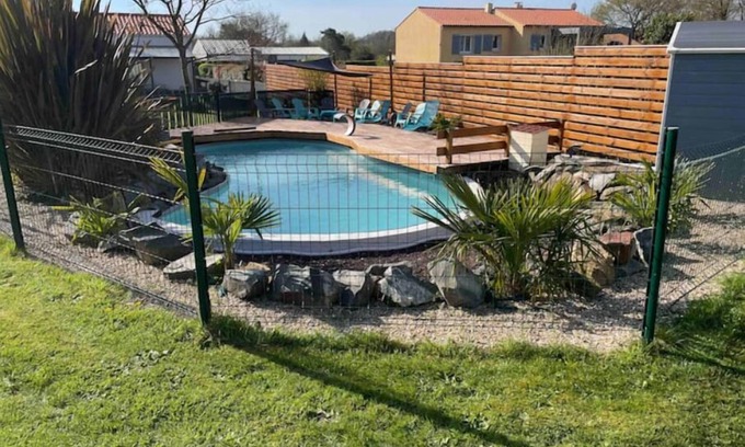 Saint-Hilaire-le-Vouhis House | Gîte Familial Avec Piscine & Prestations