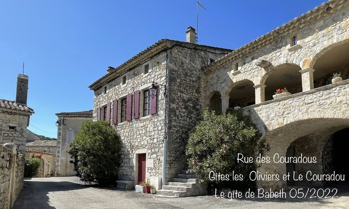 Saint-Maurice-d'Ibie Cottage | Gîte-Family-Ensuite bathroom-Countryside views