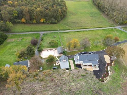 Faverolles House | Gîte familial avec piscine chauffée, terrain de sport et proximité ZooParc de Beauval et Valençay - FR-1-591-567