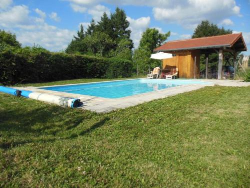 Renaison House | Gîte familial avec piscine partagée et cheminée à Renaison - FR-1-496-257