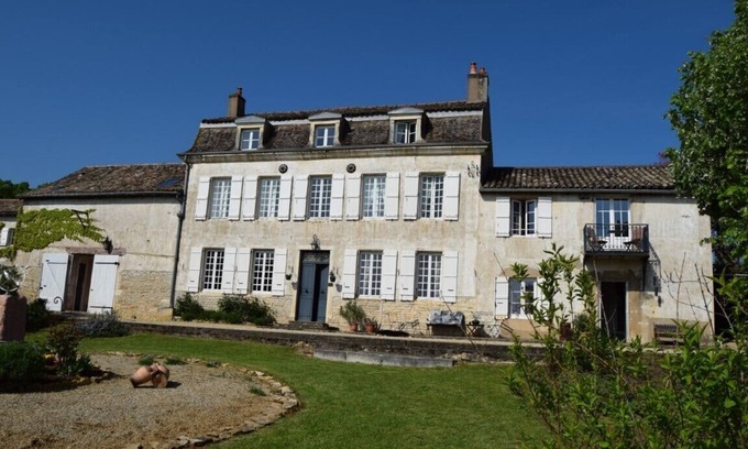 Tournus Cottage | Gîte in French Historic Wine Farm