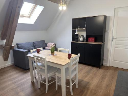 Saint-Bonnet-de-Four House | Gîte Jaune à la Ferme - Animaux Acceptés, Parking Disponible - FR-1-489-560