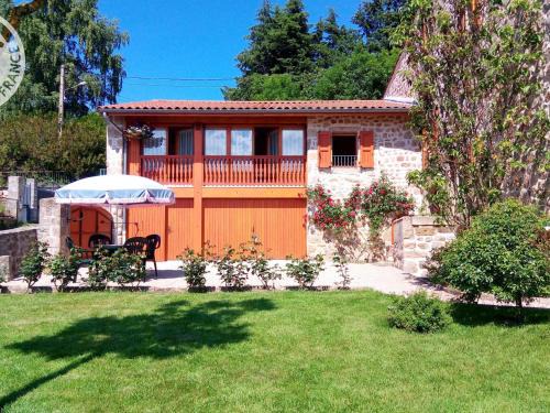 Merle-Leignec House | Gîte lumineux avec jardin et animaux acceptés en Auvergne - FR-1-496-45