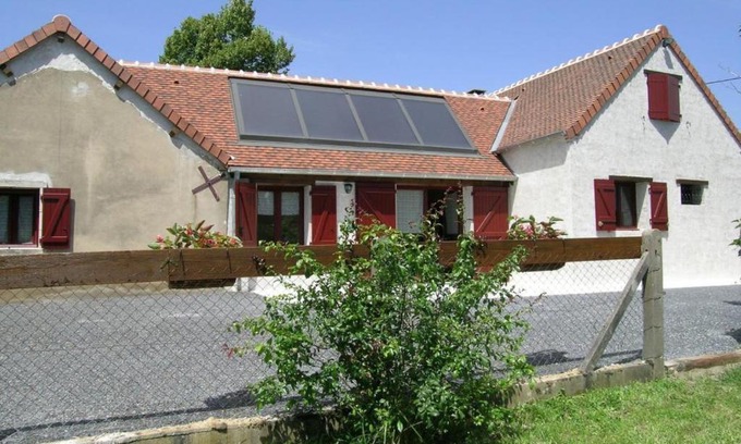 Dompierre-sur-Besbre House | Gîte proche Le PAL avec terrasse, jardin et animaux acceptés - FR-1-489-51