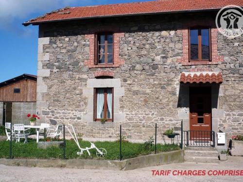 Saint-Heand House | Gîte rural à Saint-Héand avec jardin privé et animaux admis - FR-1-496-144