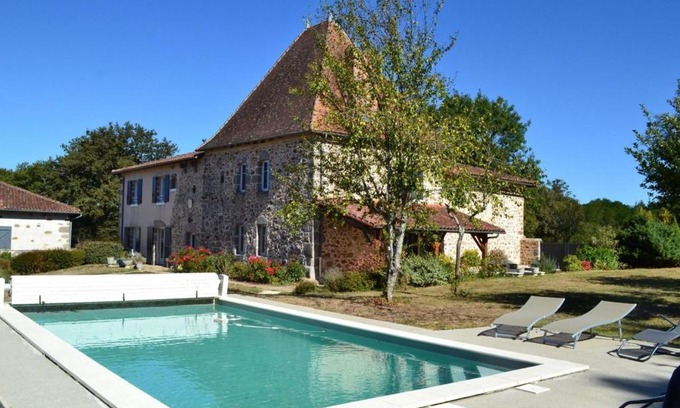 Esse House | Gîte spacieux avec piscine privative, grand jardin et équipements bébé en Charente Limousine - FR-1-653-67