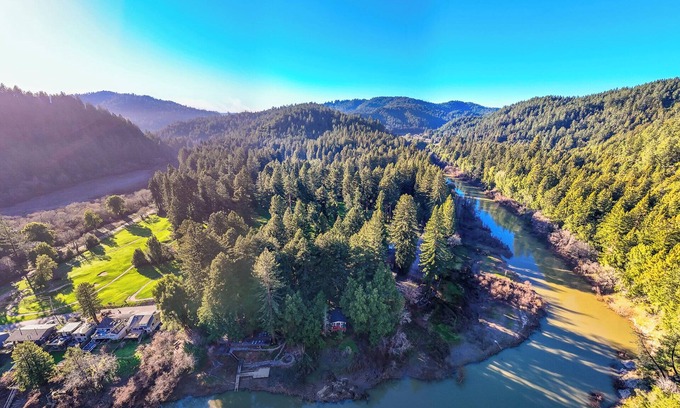 Sebastopol House | G's RiverView~Tranquil Forest Escape w/River views Near Golf WiFi/Open Space