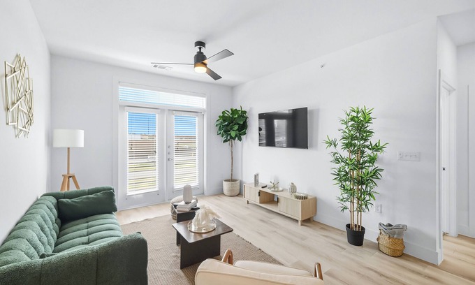 Fort Worth Condo | G99 Luxury Living DT Forth Worth 2BD2B Condo, Resort Style Amenities, Golf Sim