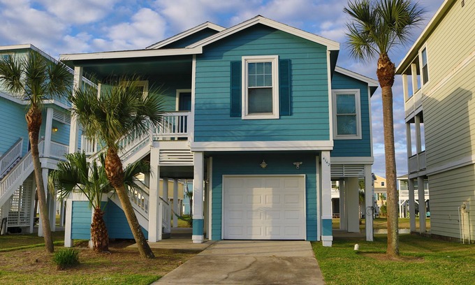 Galveston House | Galveston TX - Pointe West Cottage - Sleeps 10 - Golf Cart Included - Pets Free
