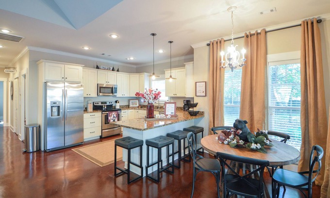 Starkville House | Game Day, 3 Min Walk Downtown, King Beds, Smart Tvs, FirePit