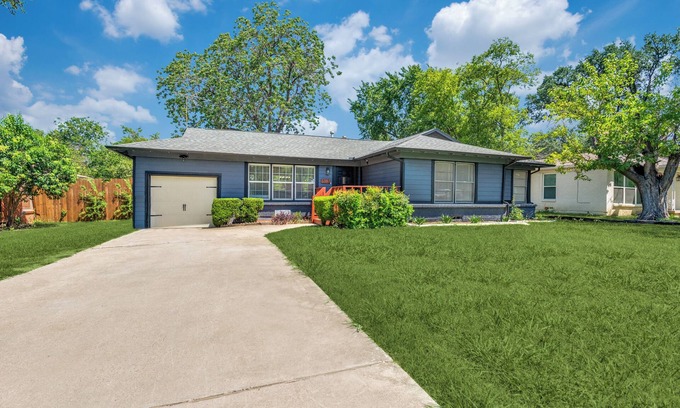 South Arlington House | Game Day Oasis Hot Tub I Pool table I Mini Golf