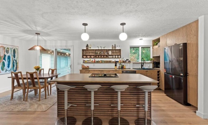 Spokane House | Game On | 2 Lounges, Ping Pong, Firepit + Hot Tub