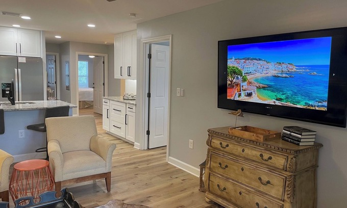Seneca Condo | GAMEDAY GETAWAY! Marvelous 4-bedroom condo in Seneca with AC, fitness room, WiFi