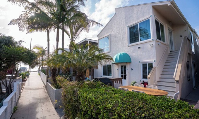 Mission Beach Cottage | Garage Parking, AC, Kid Friendly, 45 seconds from the beach!