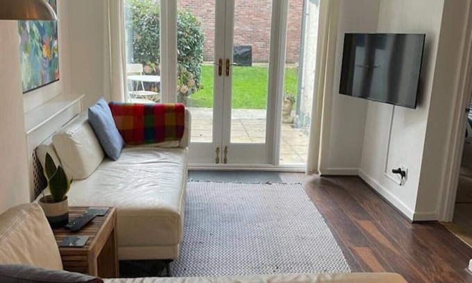 Southsea Apartment | Garden Apartment by the Pier