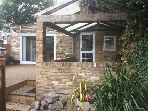 Bushey Apartment | Garden bungalow - separate entrance