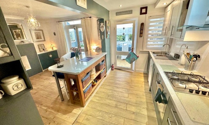 Poole House | Garden Cottage - 3 Bedroom Close to Town and Beach