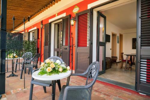 Castelmola Apartment | Garden Cottage I Dammusi - Arancio