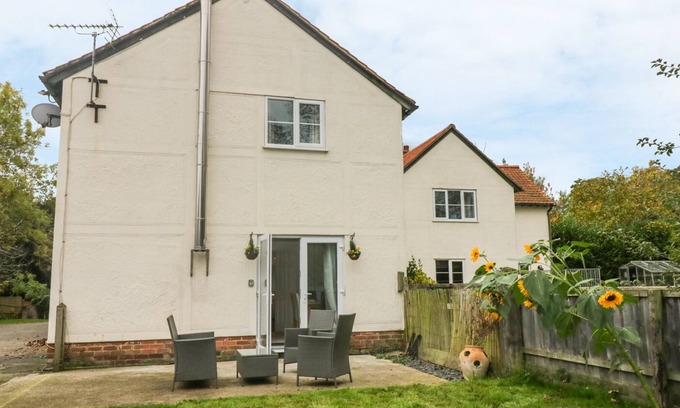 Halstead Cottage | GARDEN COTTAGE - POUND FARM, pet friendly in Great Yeldham