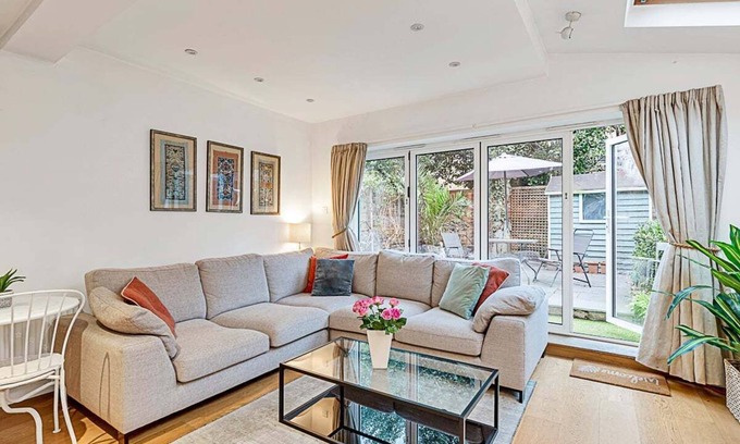 Askew Apartment | Garden Oasis in the Heart of West London