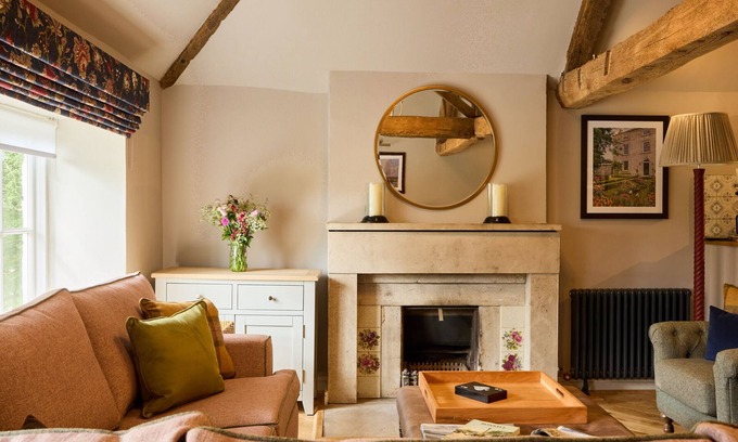 Carsington Cottage | GARDENERS COTTAGE, character holiday cottage, with pool in Hopton