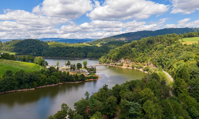 Butler Cabin | Garretts Getaway at Watauga Lake - privacy, lakefront