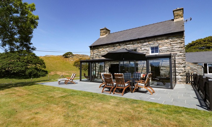 Porthmadog House | GARTH MORTHIN THE FARMHOUSE, pet friendly in Porthmadog