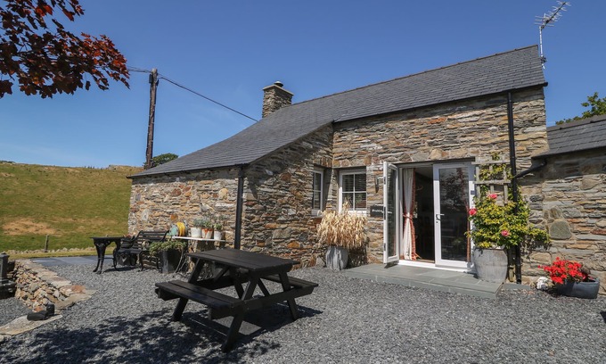 Porthmadog Cottage | GARTH MORTHIN THE STABLES, pet friendly, with open fire in Porthmadog