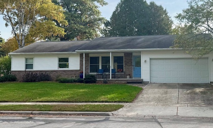 Green Bay House | Gary's Game-Day Getaway only 1.4 miles from Lambeau!