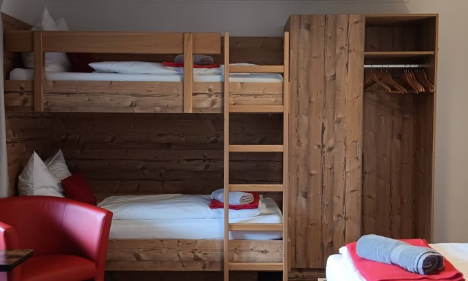 Mittersill Bed & Breakfast | Gästehaus HuberFour-bed room with balcony