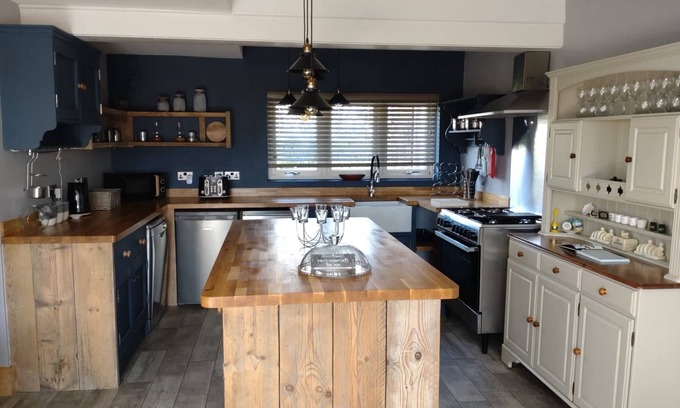 Woodhall Spa House | Gate House - entire home located on the riverside in Woodhall Spa with a hot tub & games room