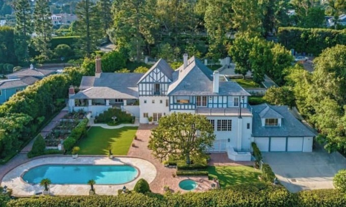 Bel Air House | Gated Bel-Air Mansion w/Pool + Golf Course Views