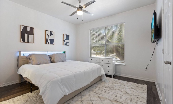 Dallas Condo | Gated Community Retreat Pool & Grill 10 Min to Downtown