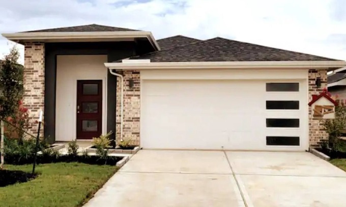 Southeast Houston House | Gated Fun Home by Med Center/Downtown/NRG Stadium