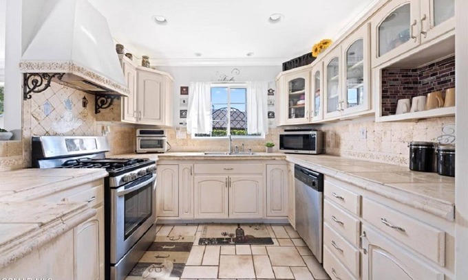 Thousand Oaks Villa | Gated villa with large size pool and open area