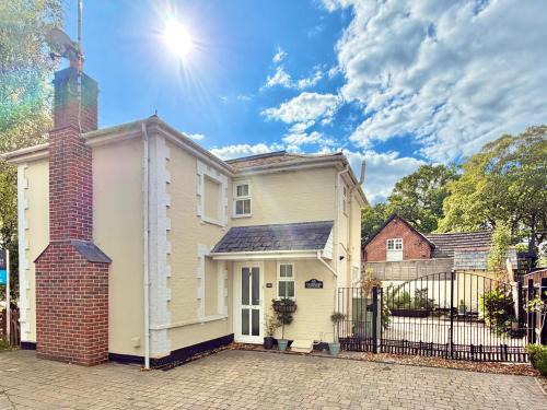 Ferndown House | Gateman's Cottage - Three Bedroom Detached Home - Free Parking - Close to New Forest and Beaches